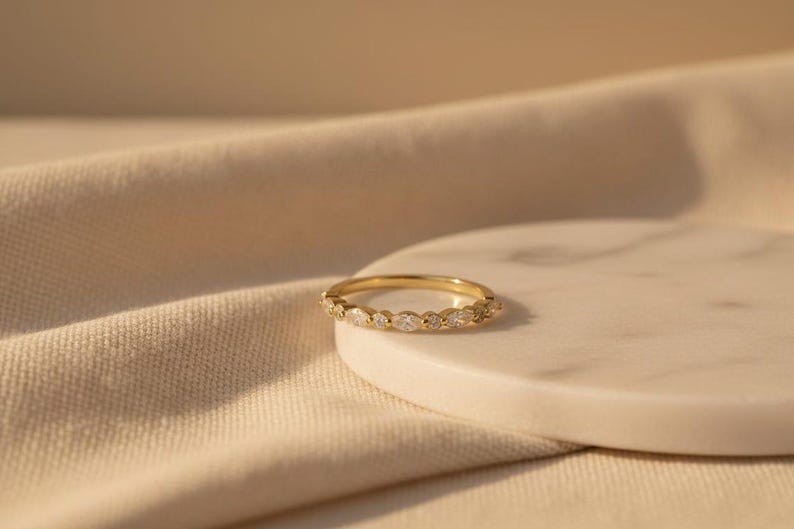 アールデコ モアッサナイト 結婚指輪 ハーフエタニティ 重ね付け可能 結婚指輪 18Kゴールド マッチングバンド 彼女へのギフト 画像 9