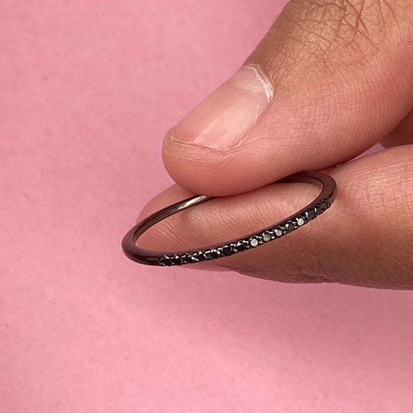 Schwarze Diamanten Ring, 1,3 mm Micro Pave Ehering, Black Diamond stapelbare Band, Solid Gold dünnes zierliches Band