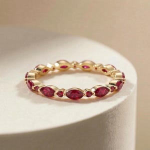 Fijne robijngouden stapelring | Marquise & ronde natuurlijke robijn Eternity-band | Sierlijk edelsteenverjaardagscadeau voor haar | Geboortesteen juli afbeelding 5