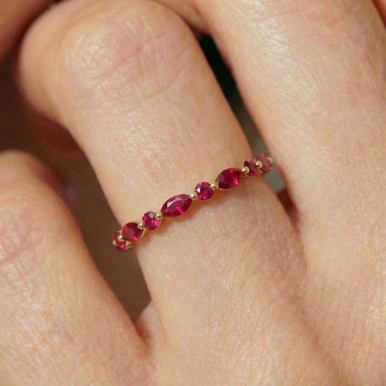Fijne robijngouden stapelring | Marquise & ronde natuurlijke robijn Eternity-band | Sierlijk edelsteenverjaardagscadeau voor haar | Geboortesteen juli afbeelding 2