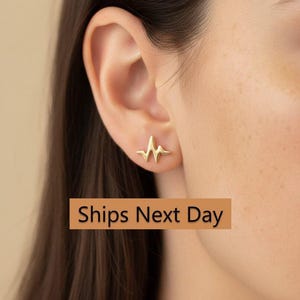Pendientes de botón con latido de corazón, minimalistas, para mujer, chapados en oro de 18 quilates, regalo de última hora.