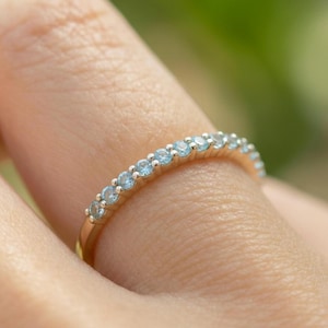 Akvamarinring Vigselring Födelsedagspresent Halv evighetsring Stapelring Mars Födelsesten Jubileumssmycken Löftesring för henne