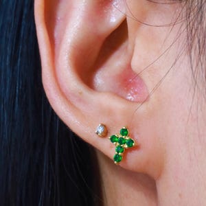 Kreuz Ohrstecker / Smaragd Ohrringe / Kleine Kreuz Ohrstecker Mai Geburtssteine / Religiöse Ohrringe Geschenk