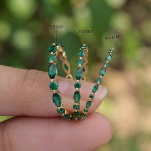 Delicato anello eternity con smeraldi, fascia in oro 14 carati con gemme a taglio marquise e rotondo, gioiello impilabile con pietra portafortuna di maggio, regalo di anniversario raffinato per lei.