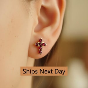 Pendientes de plata de ley con cruz de granate, pequeña piedra de nacimiento religiosa de enero, regalo para mujer.