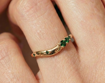 Celestial Gold Emerald Ring, Curved Starburst Wedding Band, Unique Green Gemstone Stacking Ring, Dainty Anniversary Promise Ring for Her