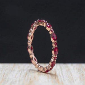 Fijne robijngouden stapelring | Marquise & ronde natuurlijke robijn Eternity-band | Sierlijk edelsteenverjaardagscadeau voor haar | Geboortesteen juli afbeelding 12