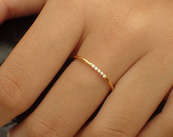 Delicato anello con 5 diamanti in oro massiccio 14k, bel regalo per lei, delicato anello impilabile, sottile anello di diamanti