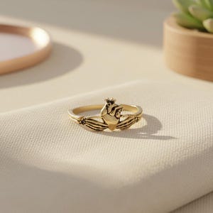 Anillo de Claddagh con calavera, anillo de bodas de plata de ley con calavera, anillo sencillo con esqueleto, joyería gótica, joyería de Halloween imagen 4