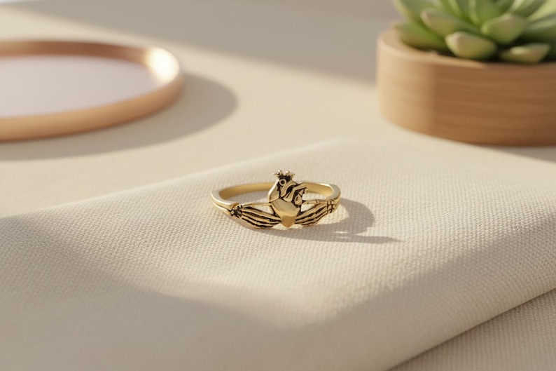 Anillo de Claddagh con calavera, anillo de bodas de plata de ley con calavera, anillo sencillo con esqueleto, joyería gótica, joyería de Halloween imagen 4