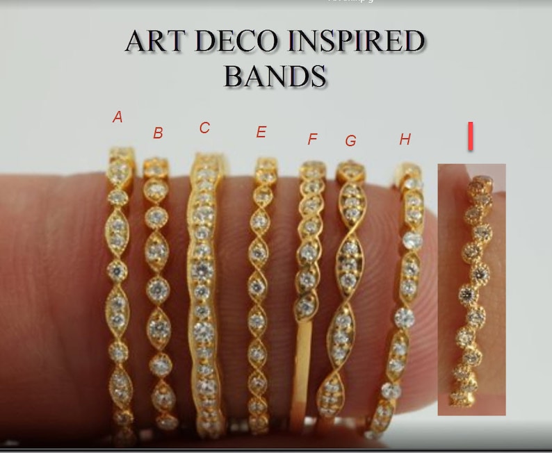 Pu&ograve; includere: Una collezione di anelli in oro ispirati all'Art D&eacute;co, ognuno con design intricati e gemme chiare. Gli anelli variano nello stile, mostrando diversi motivi e disposizioni di pietre. L'immagine include il testo "ART DECO INSPIRED BANDS".
