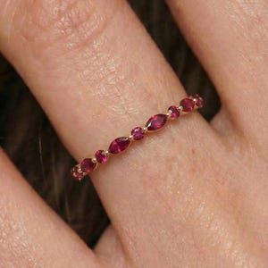 Fijne robijngouden stapelring | Marquise & ronde natuurlijke robijn Eternity-band | Sierlijk edelsteenverjaardagscadeau voor haar | Geboortesteen juli afbeelding 8
