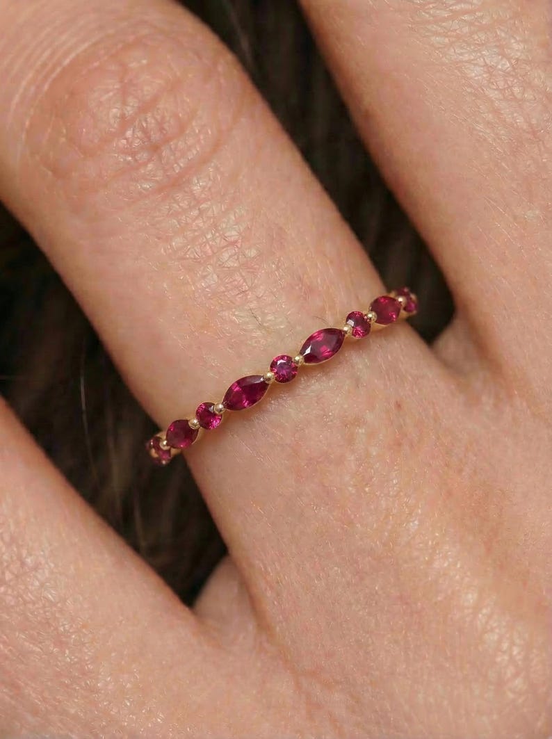 Fijne robijngouden stapelring | Marquise & ronde natuurlijke robijn Eternity-band | Sierlijk edelsteenverjaardagscadeau voor haar | Geboortesteen juli afbeelding 8