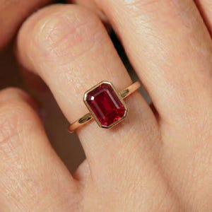 Smaragdslipad rubinring med bezel | Minimalistisk statementring i 14 karat guld | Födelsesten i juli, förlovnings- och jubileumspresent till henne | Elegant röd ädelsten