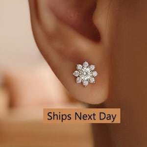 フラワースタッドピアス / フラワースタッドチャーム / ダイヤモンドミニマリストピアス / フローラルジュエリー / 彼女へのクリスマスプレゼント / バレンタインデーギフト