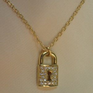 Silver tone padlock short necklace excellent condition