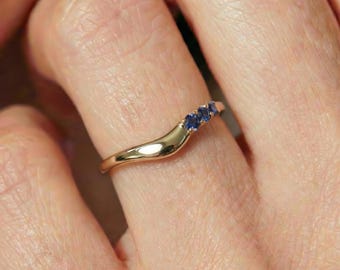 Anello con zaffiro blu, fede nuziale curva impilabile, delicato anello di promessa con pietra preziosa, regalo minimalista per l'anniversario per lei