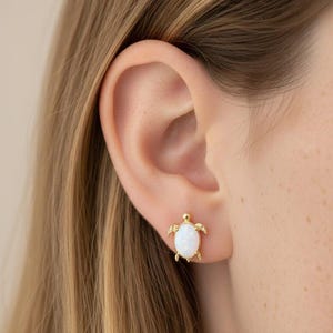 Schildpad opaal oorknopjes, oktober geboortesteencadeau, schattige zeeschildpad sieraden voor vrouwen, cadeau voor zeeliefhebber, zeethema-sieraden