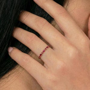 Fijne robijngouden stapelring | Marquise & ronde natuurlijke robijn Eternity-band | Sierlijk edelsteenverjaardagscadeau voor haar | Geboortesteen juli afbeelding 13