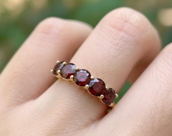 Alianza de boda con granate rojo de 3,5 quilates, anillo de aniversario de siete piedras de 5 mm, piedra de nacimiento de enero.