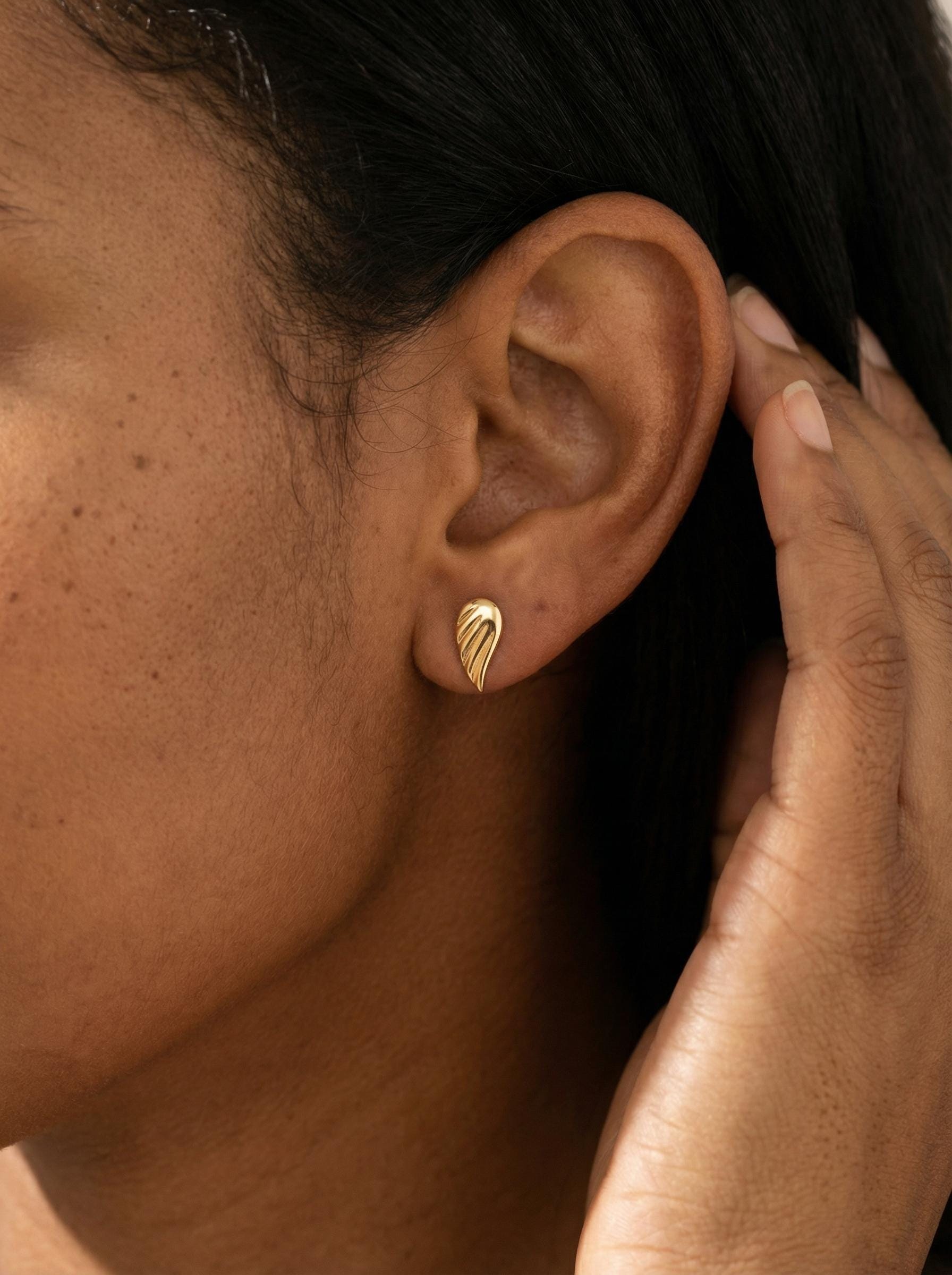 MARIA TASH Orecchino a cerchio con borchie in oro 18kt