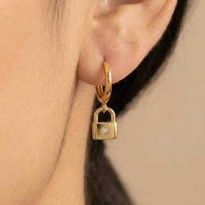 Boucles d'oreilles cadenas diamant, boucles d'oreilles pendantes diamant, créoles Huggie breloque cadenas, cadeau pour elle