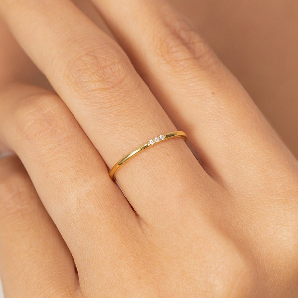 Bague en diamant trois pierres, bague empilable en pierre triple mince, bague minimaliste, bague de promesse, cadeau pour elle