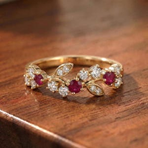 Anillo de boda con diseño de hojas de rubí, anillo floral inspirado en la naturaleza para mujer – Regalo de piedra natal de julio – Joyería de moissanita en oro de 14 quilates