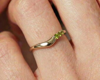Anello in oro con peridoto, fascia curva impilabile, delicato anello con gemma verde, gioiello con pietra portafortuna di agosto, regalo di anniversario per lei