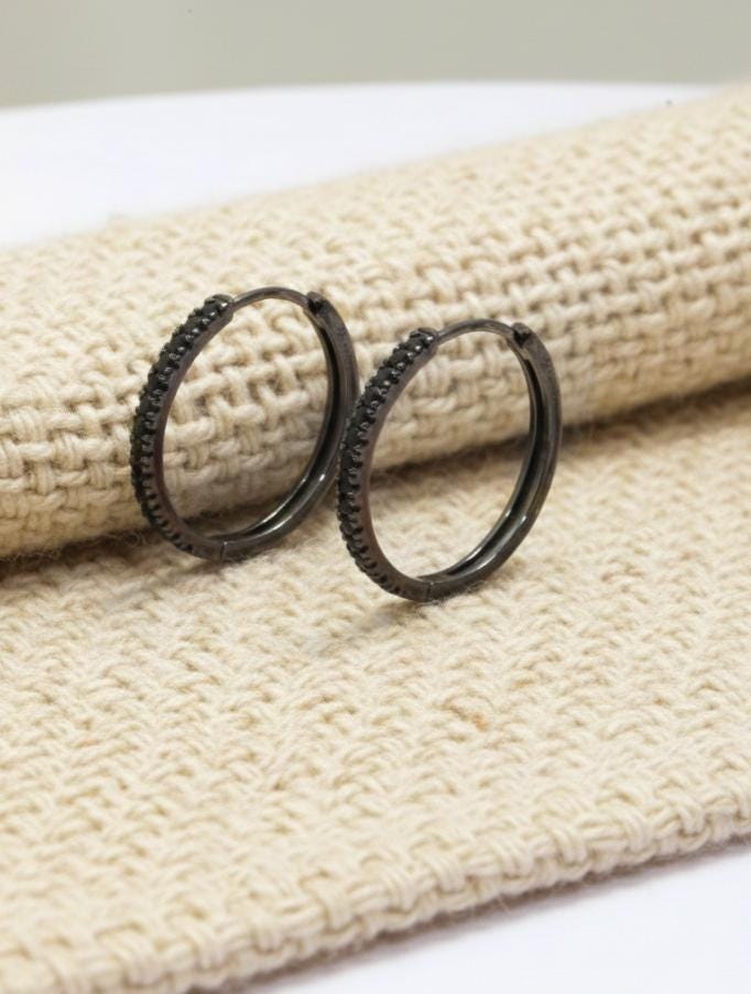 Orecchini a cerchio con diamanti neri simulati / Orecchini Huggies / Orecchini Eternity minimalisti con zirconi cubici / Orecchini a cerchio Huggie / Regalo di Natale per lei - Italia
