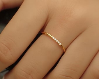 Delicate band met 5 diamanten, stapelbare diamanten band in 14 kt geelgoud, dunne diamanten band cadeau voor haar, minimalistische band