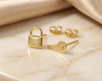 Pendientes de botón con cerradura y llave, pendientes minimalistas, pendientes desiguales con llave y cerradura, pendientes con llave, regalo para ella