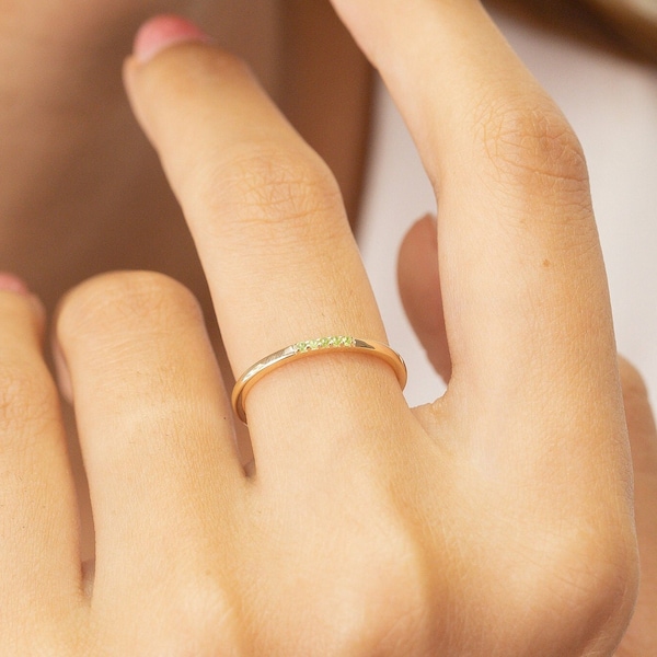 Five Stones Dainty Peridot Band, Cadeau de pierre de naissance d'août, Bague de mariage Dainty en argent sterling, Bande minimaliste