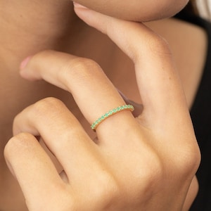 Shared Prong Emerald Wedding Band, May Birthstone Ring, Classic Wedding Ring, Women Wedding Band, Anniversary Ring