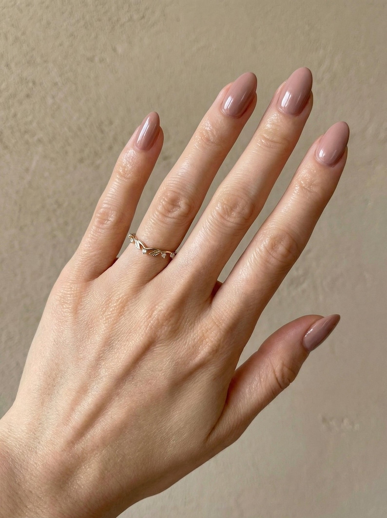Gold Moissanite Blatt Ring, Natur inspirierter Hochzeitsring, passendes stapelbares Band für Frauen, Vintage inspiriertes Bandgeschenk für sie Bild 6