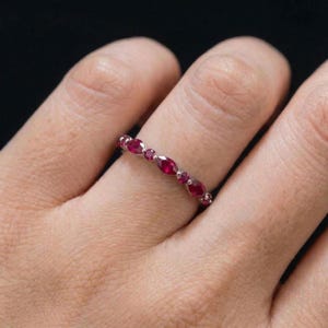 Fijne robijngouden stapelring | Marquise & ronde natuurlijke robijn Eternity-band | Sierlijk edelsteenverjaardagscadeau voor haar | Geboortesteen juli afbeelding 10
