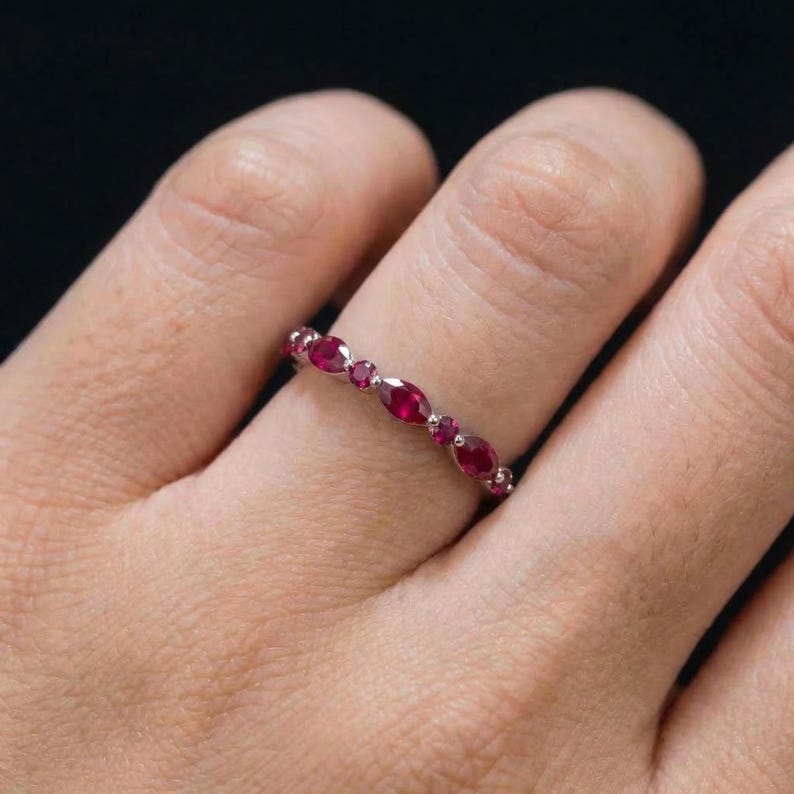 Fijne robijngouden stapelring | Marquise & ronde natuurlijke robijn Eternity-band | Sierlijk edelsteenverjaardagscadeau voor haar | Geboortesteen juli afbeelding 10