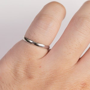 Alianza de boda lisa de 2,5 mm, fina y apilable, de plata de ley y oro, anillo de boda clásico.