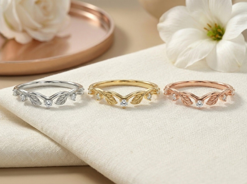 Gold Moissanite Blatt Ring, Natur inspirierter Hochzeitsring, passendes stapelbares Band für Frauen, Vintage inspiriertes Bandgeschenk für sie Bild 3