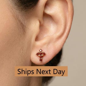 Kolczyki z krzyżykiem / Kolczyki z granatem / Malutkie kolczyki z krzyżykiem, kamienie urodzinowe na styczeń / Kolczyki religijne na prezent / Prezent świąteczny dla niej