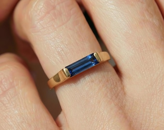 Anillo de oro con zafiro baguette delicado, alianza minimalista apilable con gema azul, regalo de joyería delicada para el día a día, piedra de nacimiento de septiembre