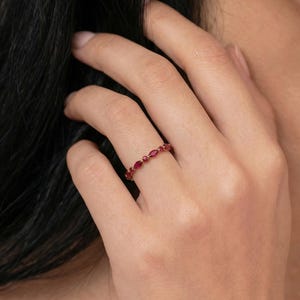 Fijne robijngouden stapelring | Marquise & ronde natuurlijke robijn Eternity-band | Sierlijk edelsteenverjaardagscadeau voor haar | Geboortesteen juli afbeelding 11