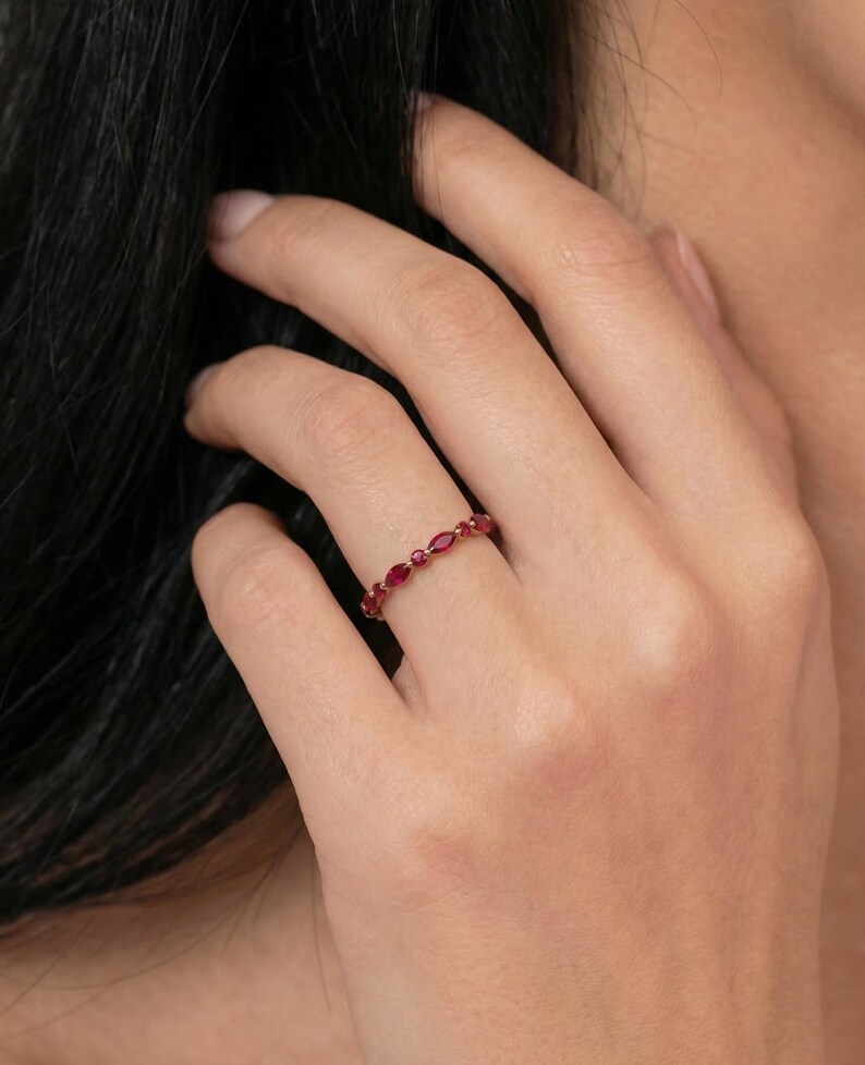 Fijne robijngouden stapelring | Marquise & ronde natuurlijke robijn Eternity-band | Sierlijk edelsteenverjaardagscadeau voor haar | Geboortesteen juli afbeelding 11