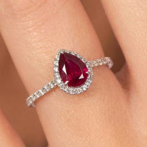 Atemberaubender Rubin und Diamant im Tropfenschliff - Halo Ring | Zierliche 14K Gold Verlobungsring | Juli Birthstone Jahrestag Geschenk für Sie