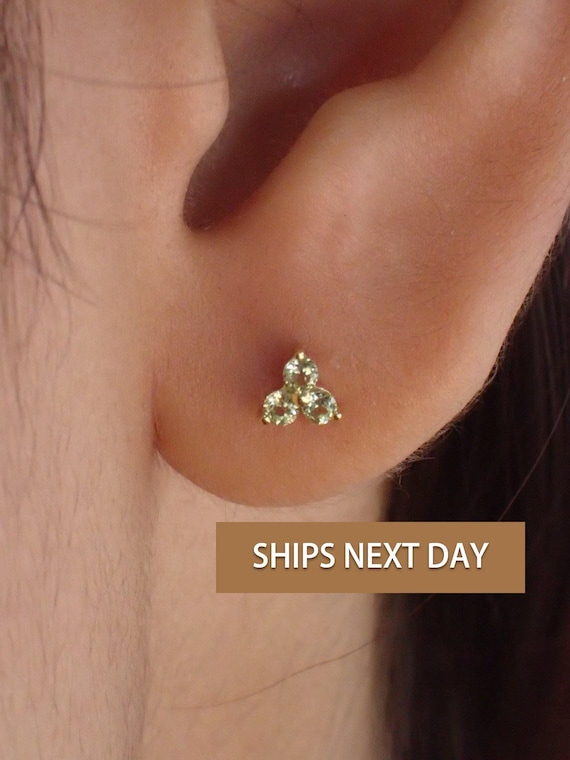 ペリドットピアス / トリオスタッドピアス / 8月の誕生石スタッド 