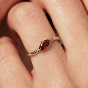 Marquise Garnet Gold Ring | Unique Wavy Band January Birthstone Jewelry | Elegant Minimalist Statement Ring for Her | Fine Jewelry Gift