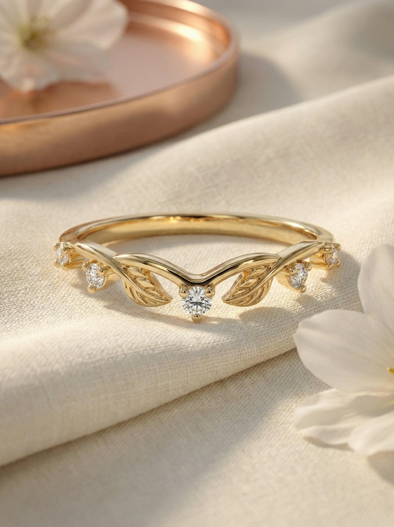 Gold Moissanite Blatt Ring, Natur inspirierter Hochzeitsring, passendes stapelbares Band für Frauen, Vintage inspiriertes Bandgeschenk für sie Bild 7