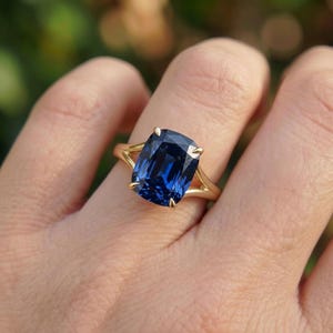 クッションカットサファイアの婚約指輪、モダンなスプリットシャンクソリティアリング、ヴィンテージ風アニバーサリーリング – 9月の誕生石ジュエリー