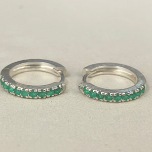 Aros de esmeralda, regalos con piedras de nacimiento de mayo, aros Huggies, aros minimalistas, en stock