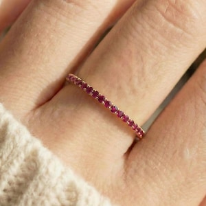 Micro Pave Eternity Rubin Band, 14k Solid Gold Voll Eternity Band, dünnes zierliches Stacking Band, Juli Birthstone Band 1,3 MM